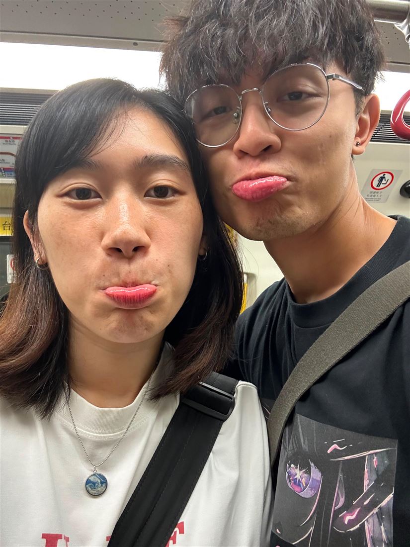 我哋兩個扁嘴自拍